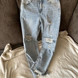 never worn, light wash, princess polly mom style jeans size 4 us :)